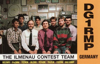 QSL-Karte DG1RMP: Gruppenfoto des Ilmenau Contest Teams mit Rufzeichenliste am unteren Rand