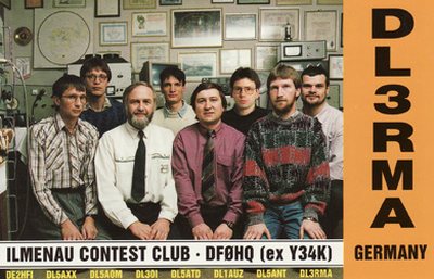 QSL-Karte DL3RMA: Gruppenfoto der Mitglieder des Ilmenau Contest Clubs im Shack, seitlich das Rufzeichen